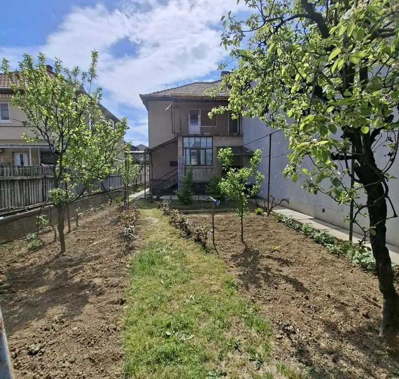 BRASADAS vinde casa cu etaj in zona Bercu Rosu.