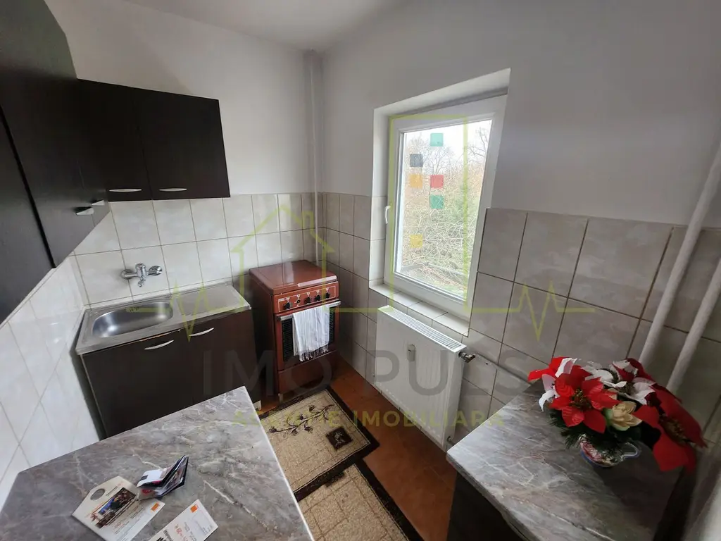 Etaj intermediar. Bucatarie din constructie. Telegrafului. 4 apartamente / etaj