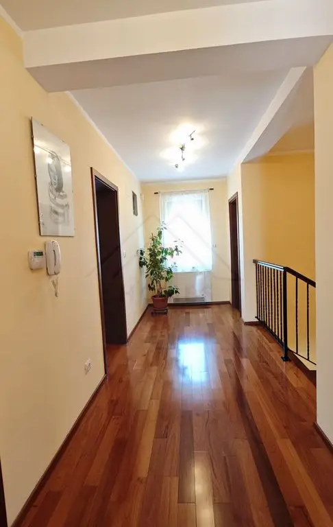 Casa mare. Posibil si clinica, camin batrani, invatamant, sediu firma.