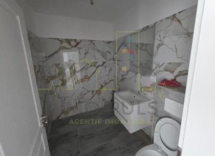 Apartament la parter cu balcon. Bucatarie separata. Loc de parcare