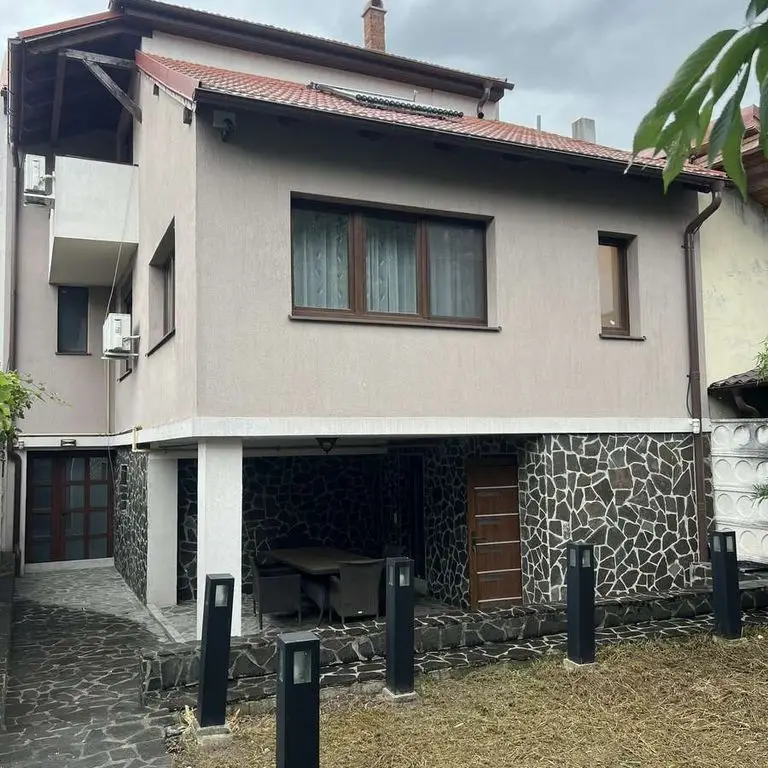 BRASADAS vinde casa in zona stadionului Olimpia.