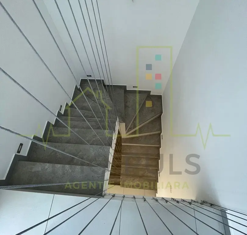 Apartament pe 3 nivele. Terasa 30 mp. 2 Balcoane. 2 Bai. Gradina