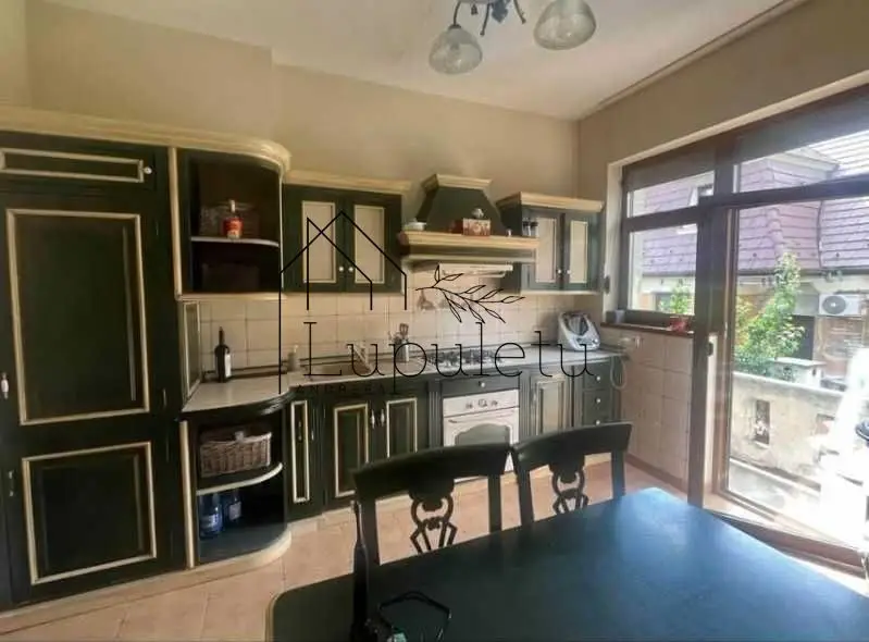 Apartament de Inchiriat | 3 camere | 90 MPU | Zonă ultracentrală