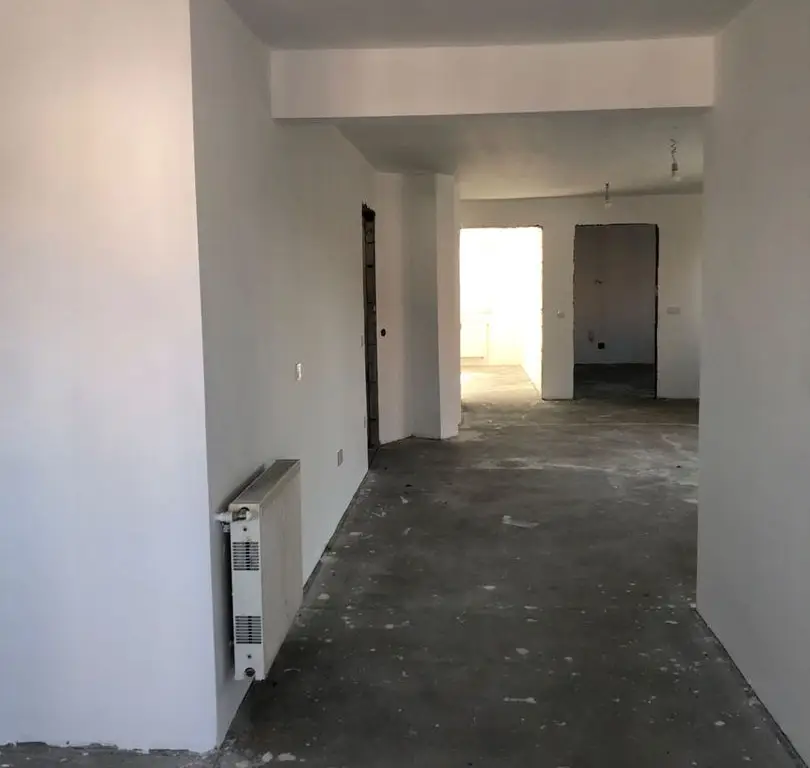BRASADAS vinde casa în zona Micro 17 teren 9.5 ari 240mp.