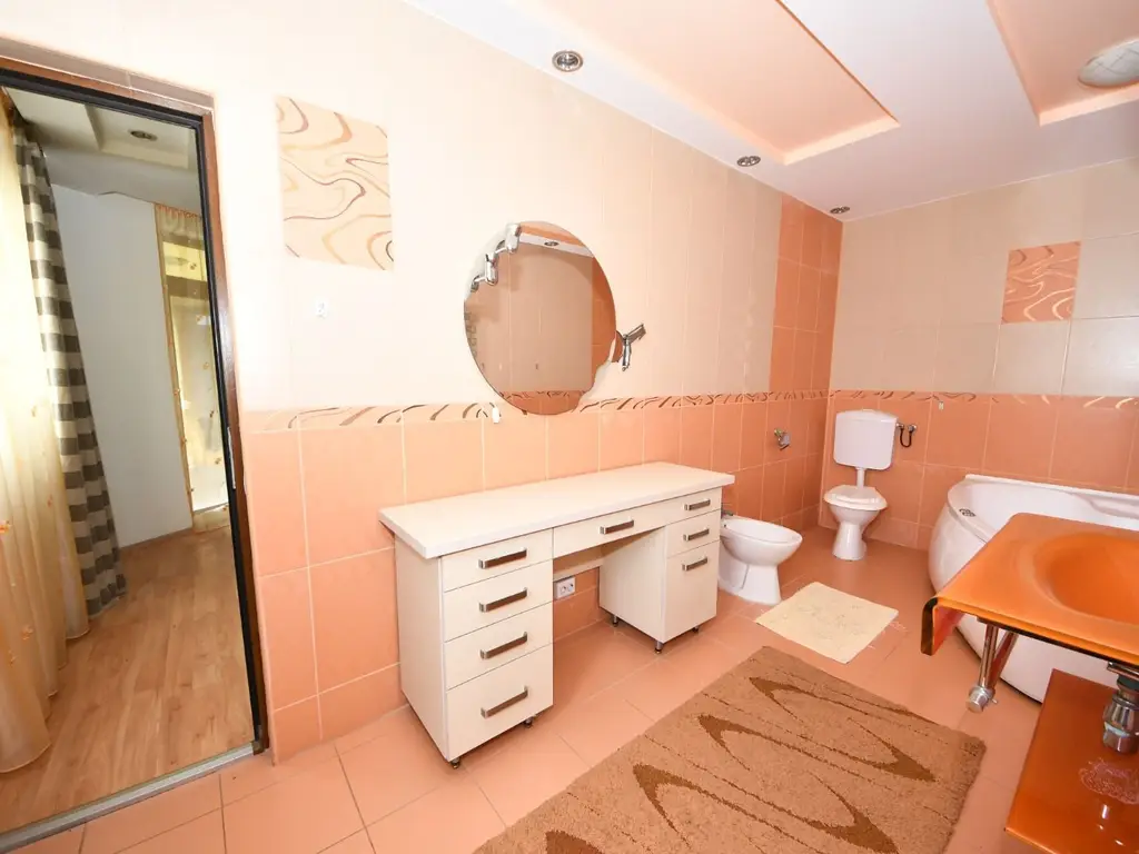 Vila spatioasa, pretabil pentru locuit/clinica, zona Micro 17 – Galati