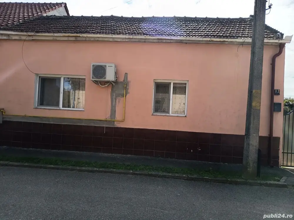 BRASADAS vinde casă 4 cam zona UNIO pentru două familii.