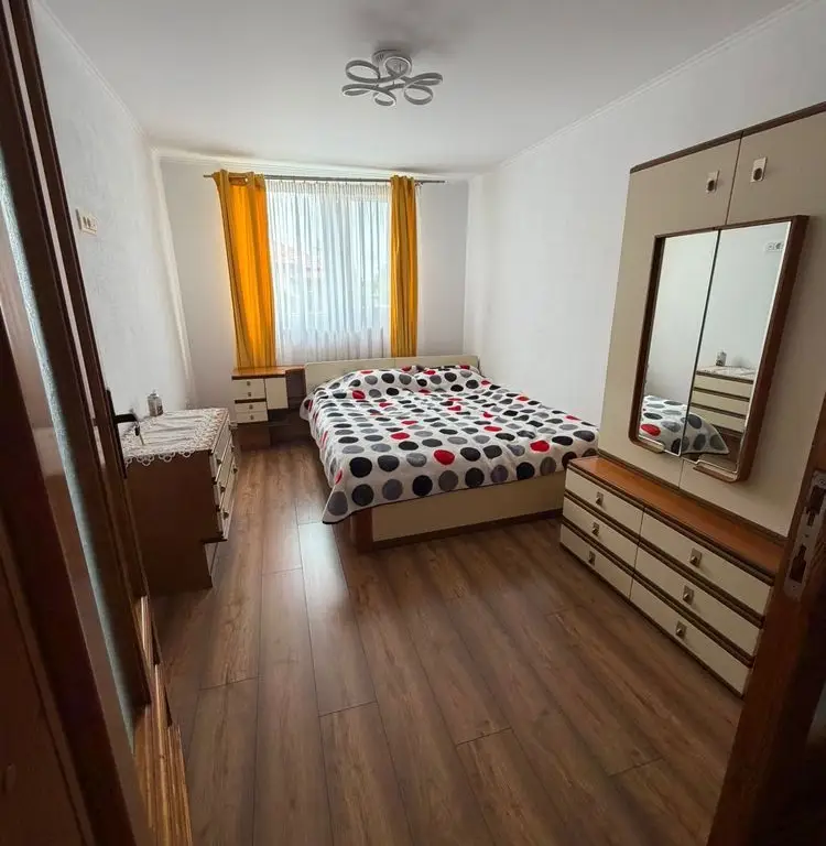 Închiriez casă individuală spațioasă 5 camere ( 200mp ) compusă din 2 apartamente cu intrare separată