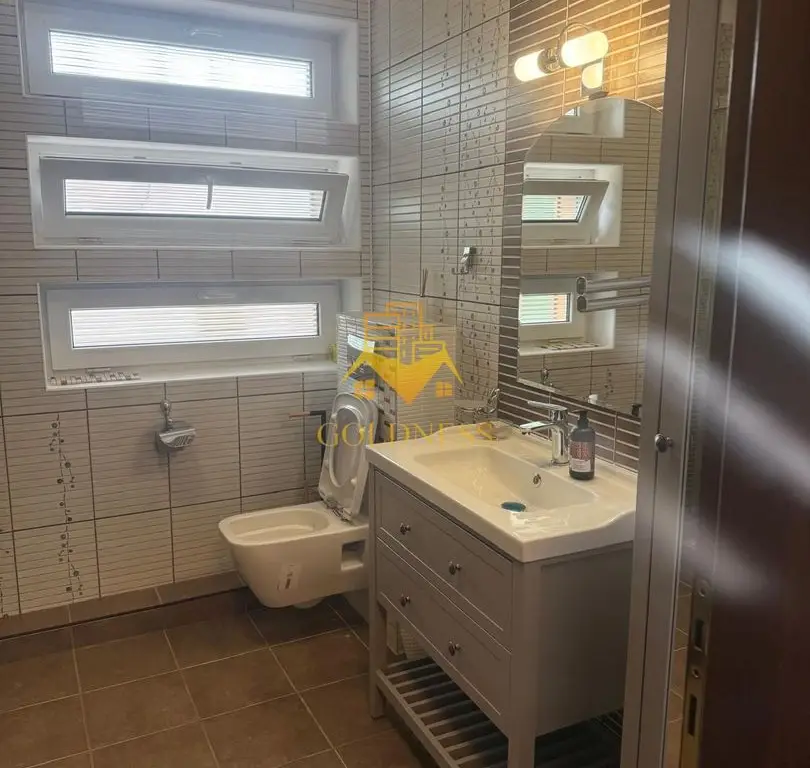 Casa individuala 5 camere zona centrala , 210 mp si garaj propriu!