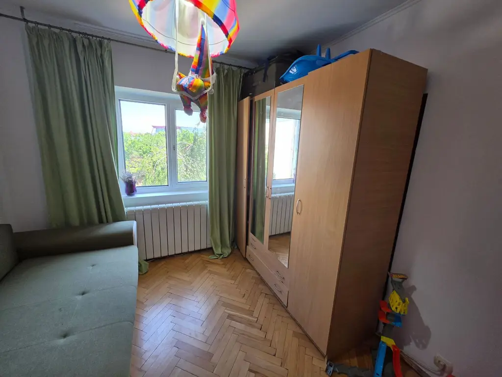 Vand apartament cu 4 camere aproape de centru