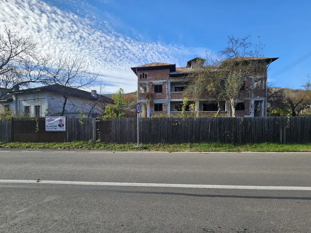 Proprietate deosebită în orașul Ștefănești, intrare pe strada Izvorani