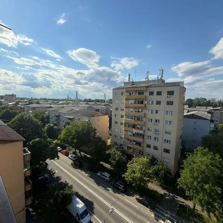 BRASADAS vinde ap 3 cam etaj 7/8 Micro 17 – Recent renovat.