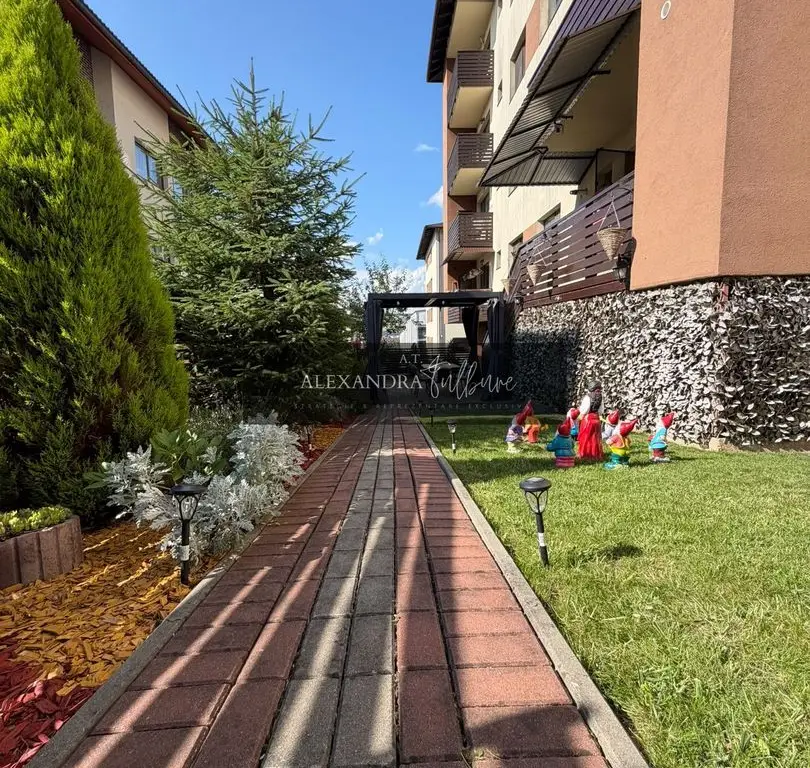 Apartament 3 camere, curte, boxa, parcare, Sub Cetate