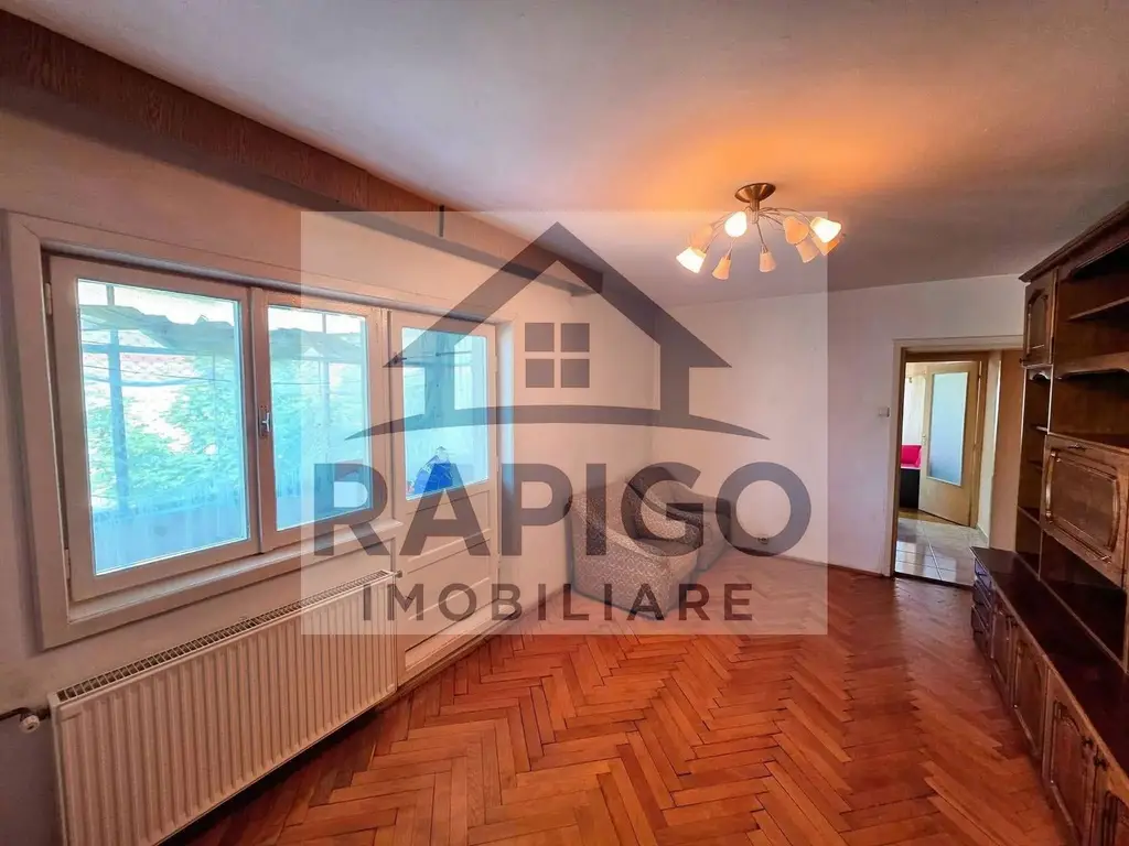 Vand apartament cu 2 camere decomandat in Calea Lipovei
