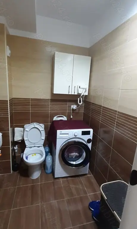 inchiriez apartament 3 camere ,loc parcare