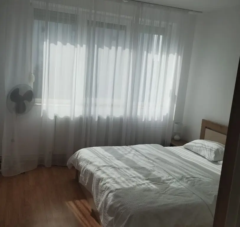 BRASADAS vinde ap 2 cam etaj 7/10 la Burdea