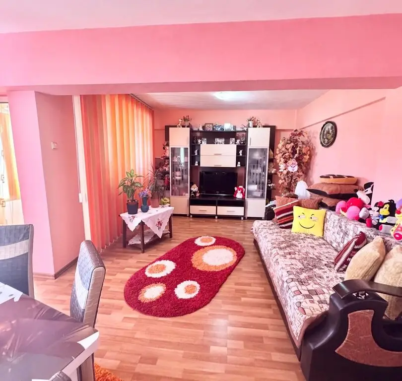 Apartament spațios, 3 camere – Bulevardul CFR, Giurgiu