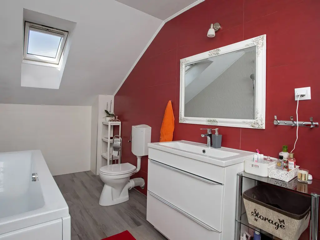 Vilă P+M, Clujului, 190 mp, teren 520 mp, singur în curte. 225 000 E