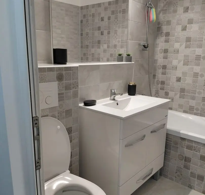 Vanzare - apartament cu 3 camere, Micro 16, renovat, mobilat nou