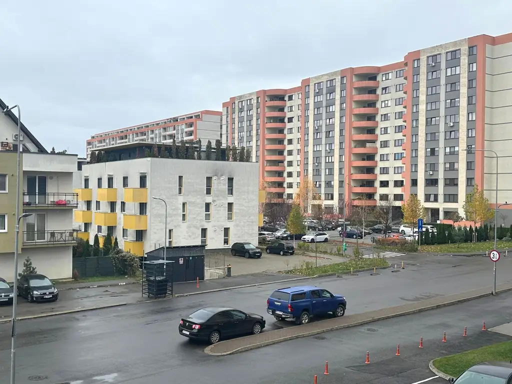 Vând apartament 3 camere 3 minute de Coresi complex ISARAN
