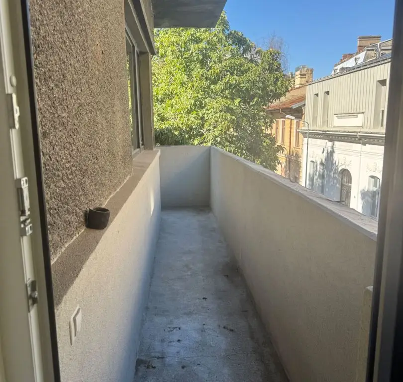 BRASADAS închiriază ap 3 cam etaj 1/3 Universitate.