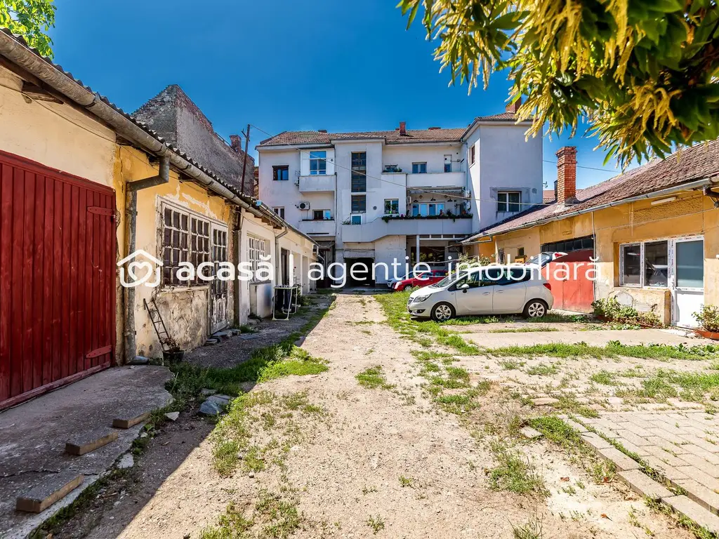 Apartament în centru cu acces auto și garaj propriu