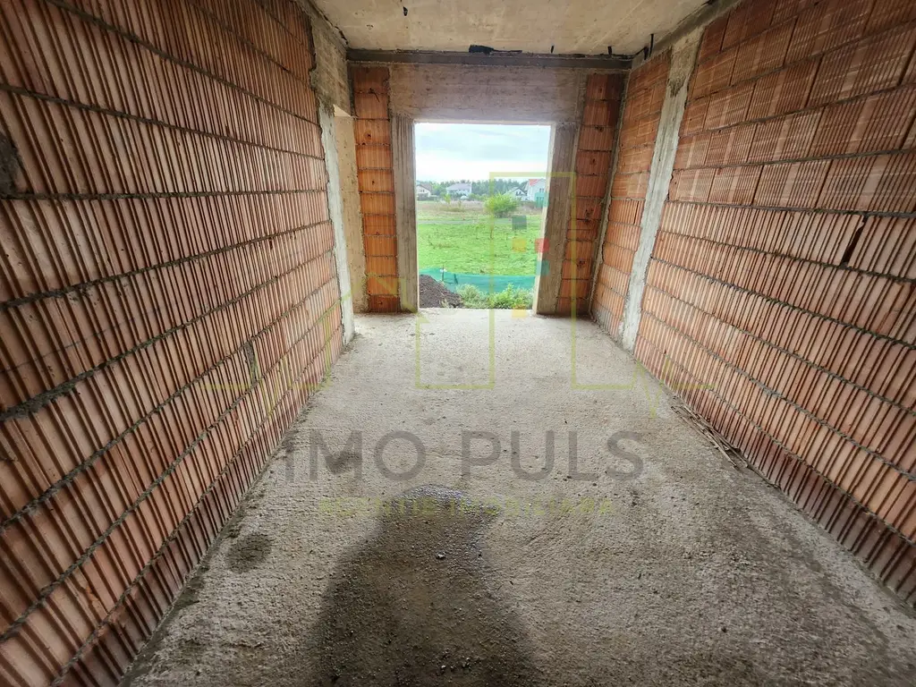 Etaj intermediar. Torontalului.