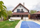 Vilă 5 dormitoare, 4 băi, 2 248mp teren, piscină. Preț: 229 000 E.