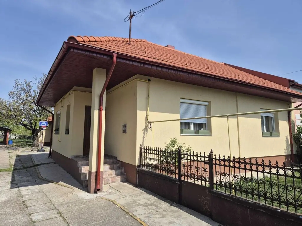 BRASADAS vinde casă familială cu 4 cam zona Titulescu.