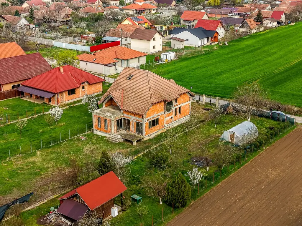 PRET NOU! Casă 6 camere - la roșu - Zimandcuz, Arad – COMISION 0