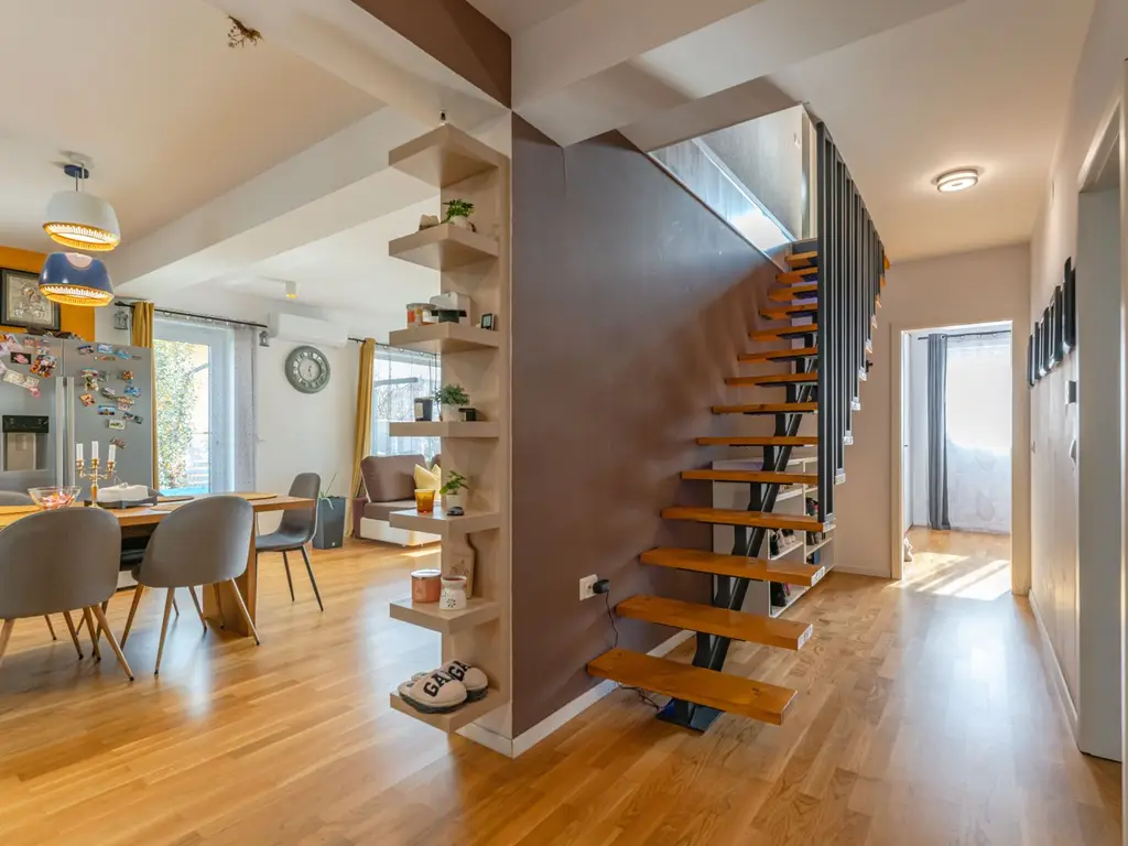 Casa mobilata utilata cartier Izvor Tarlungeni Brasov