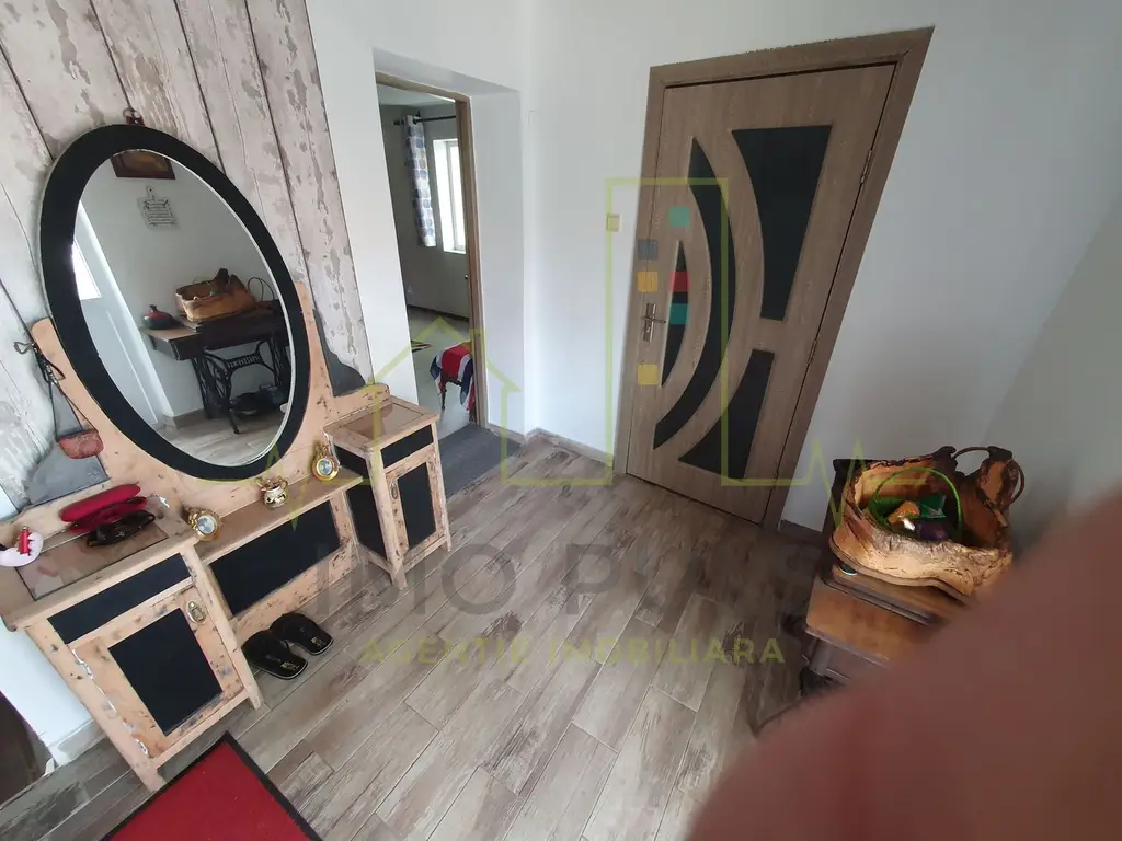 Casa individuala pe parter, cu pod foarte inalt amenajat.