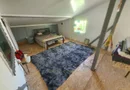 Casa individuala pe parter, cu pod foarte inalt amenajat.