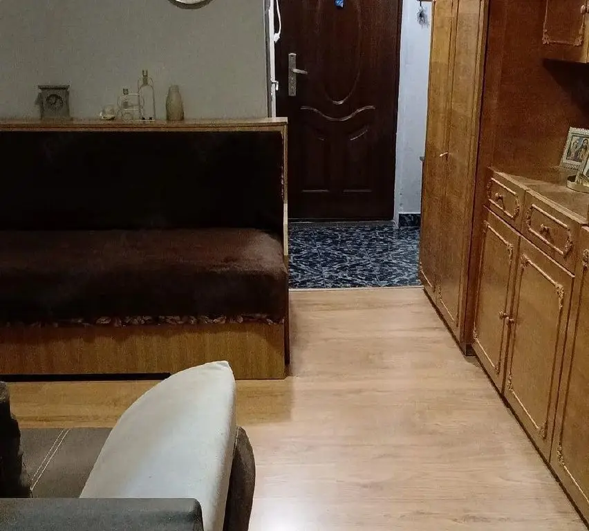 BRASADAS vinde garsoniera la etajul 3/4 pe Ostrovului.