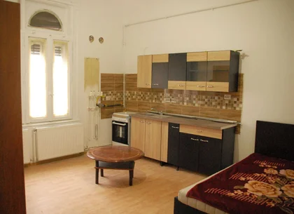 Vand 3 apartamente intr-o vila cu 1 etaj