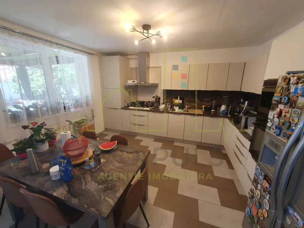 Casa + 5 apartamente + spatiu de inchiriat + parcari. Pretabil locuit + afacere
