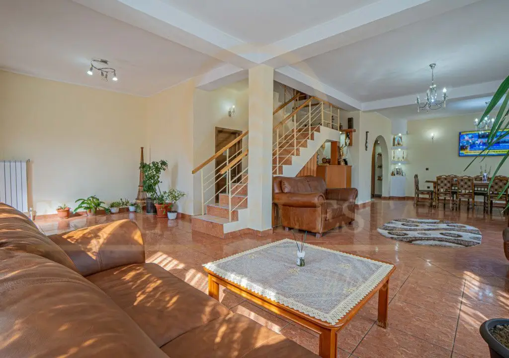 Agigea - Vila D+P+1E+M pe un teren de 772 mp cu o deschidere de 21,46 m.