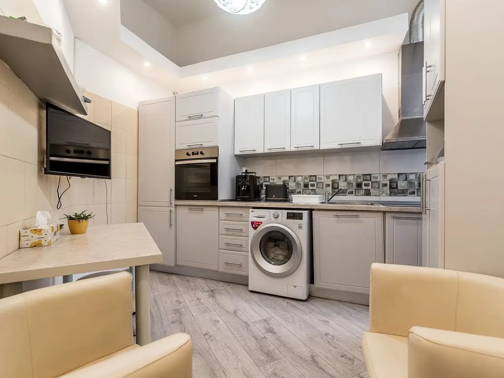 Apartament ultracentral cu 4 camere decomandat, etaj intermediar