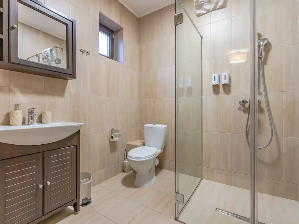 Pensiune Râșnov, 13 camere plus locuință proprietar, zonă Cetate