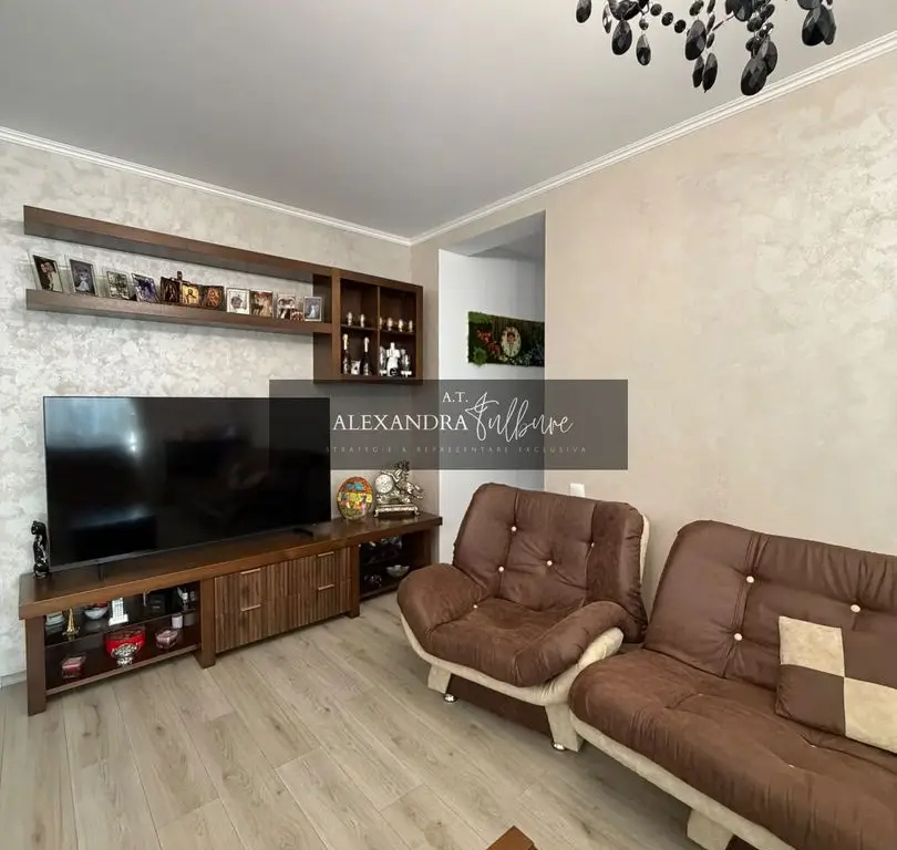 Apartament 3 camere, curte, boxa, parcare, Sub Cetate