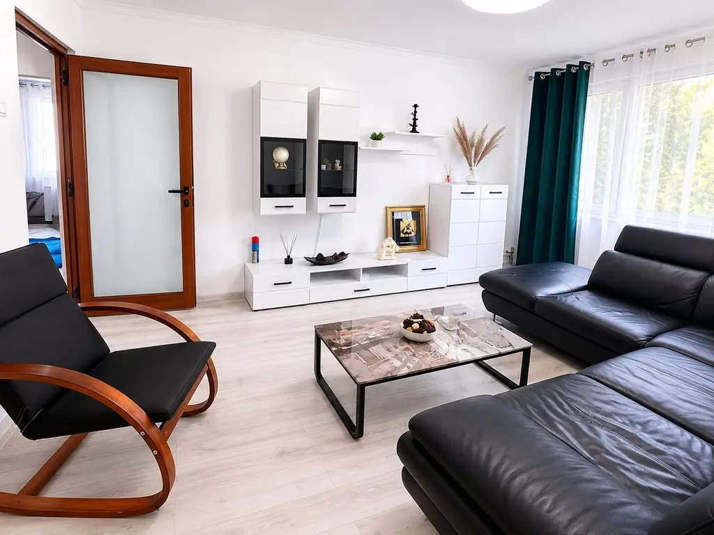 Apartament spațios 3 cam, complet renovat, mobilat – disponibil 01.07.
