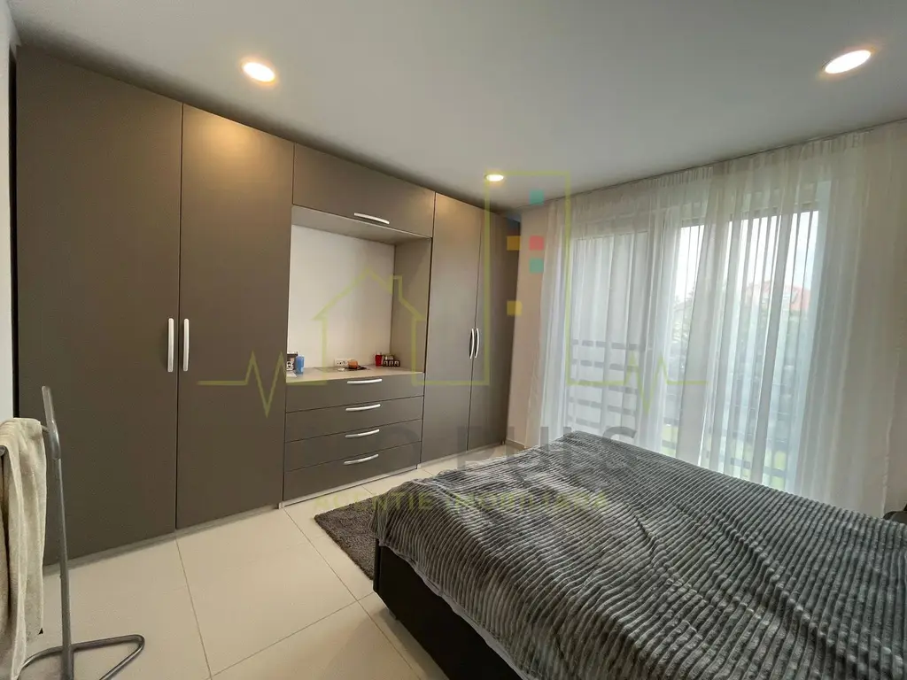 Apartament pe 3 nivele. Terasa 30 mp. 2 Balcoane. 2 Bai. Gradina