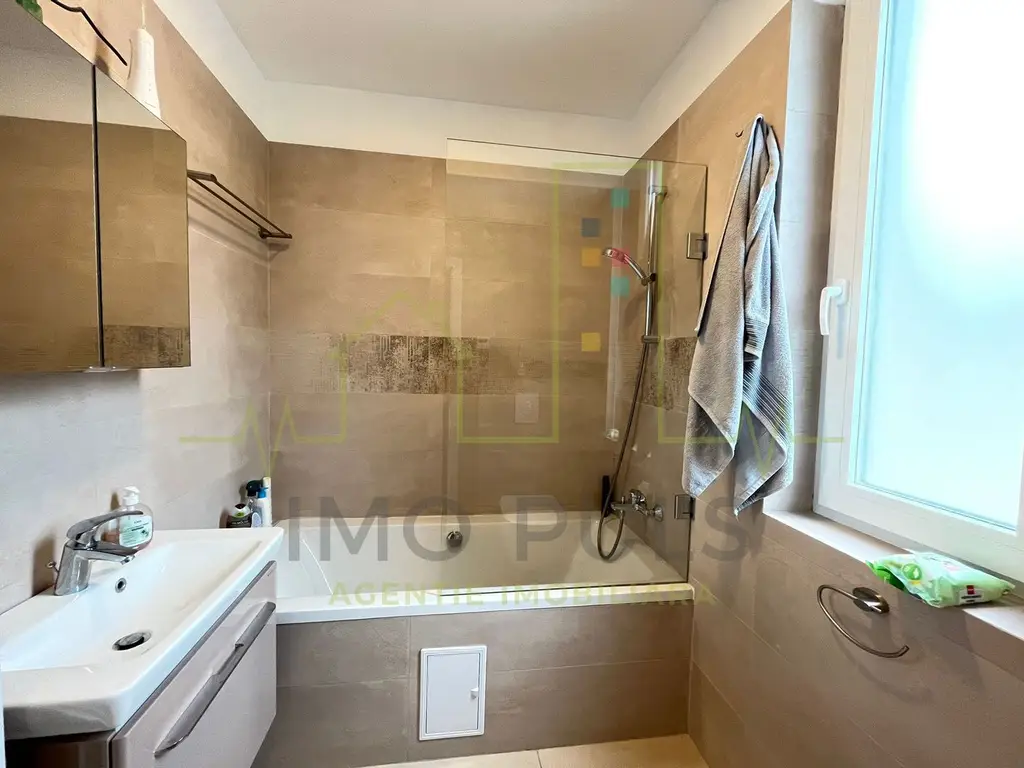 Apartament pe 3 nivele. Terasa 30 mp. 2 Balcoane. 2 Bai. Gradina