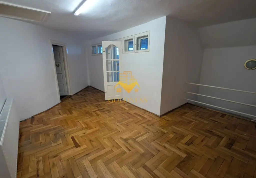 Casa/Spatiu de birou,Andrei Muresanu, 9 Camere,10 Parcari,Curte 2000mp