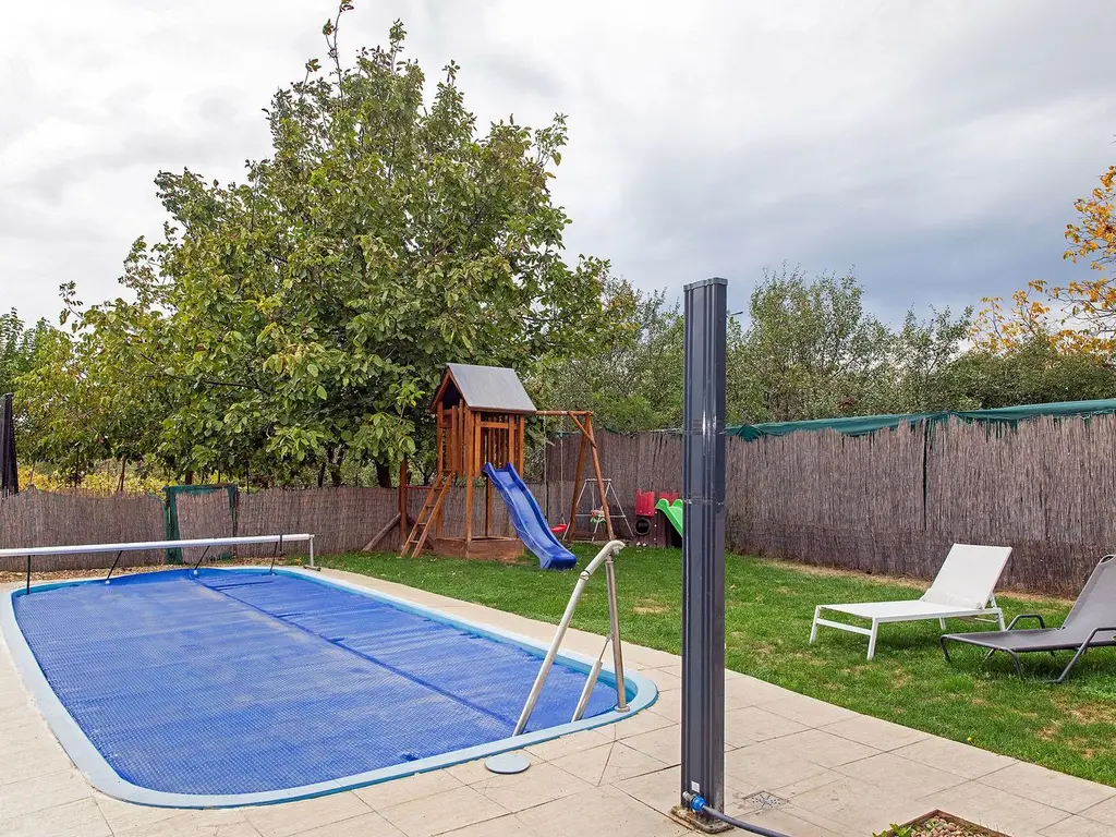 Vilă 5 dormitoare, 4 băi, 2 248mp teren, piscină. Preț: 229 000 E.