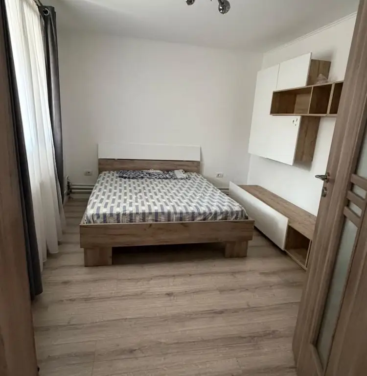 Închiriez casă individuală spațioasă 5 camere ( 200mp ) compusă din 2 apartamente cu intrare separată