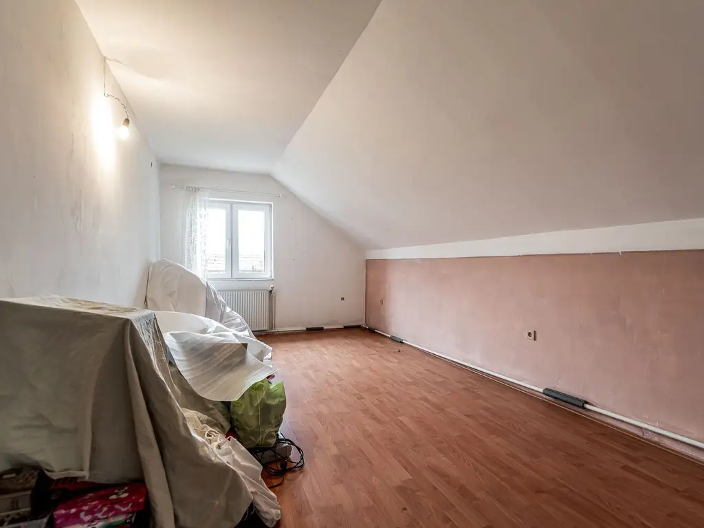 Casă construită în anul 2000, cu 5 camere Aradul Nou, Zona Tabacovici.