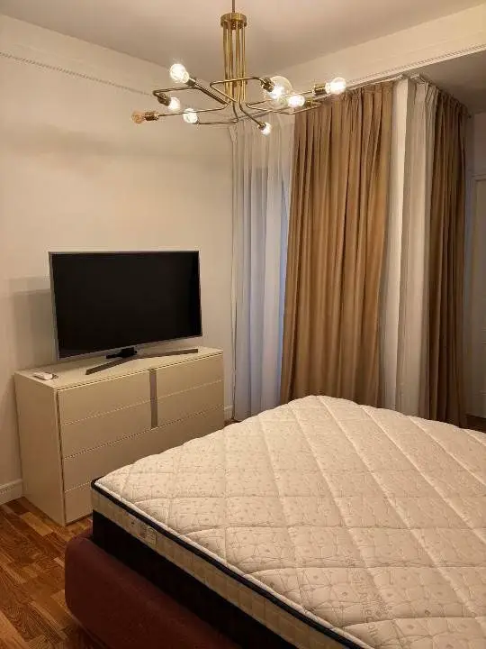 Apt 2 cam Victoriei, design interbelic şi finisaje de lux.