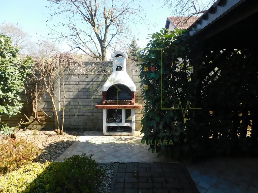 Casa individuala. Complet mobilata si utilata. Piscina exterioara.