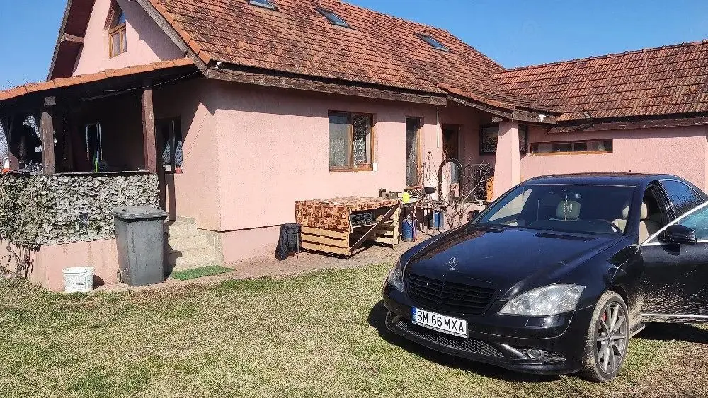 BRASADAS vinde casa cu teren 10 ari in zona Odoreului.