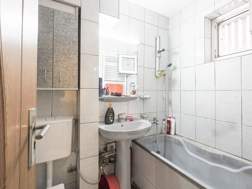Apartament, la etajul 1, cu balcon spre zona verde, malul Muresului